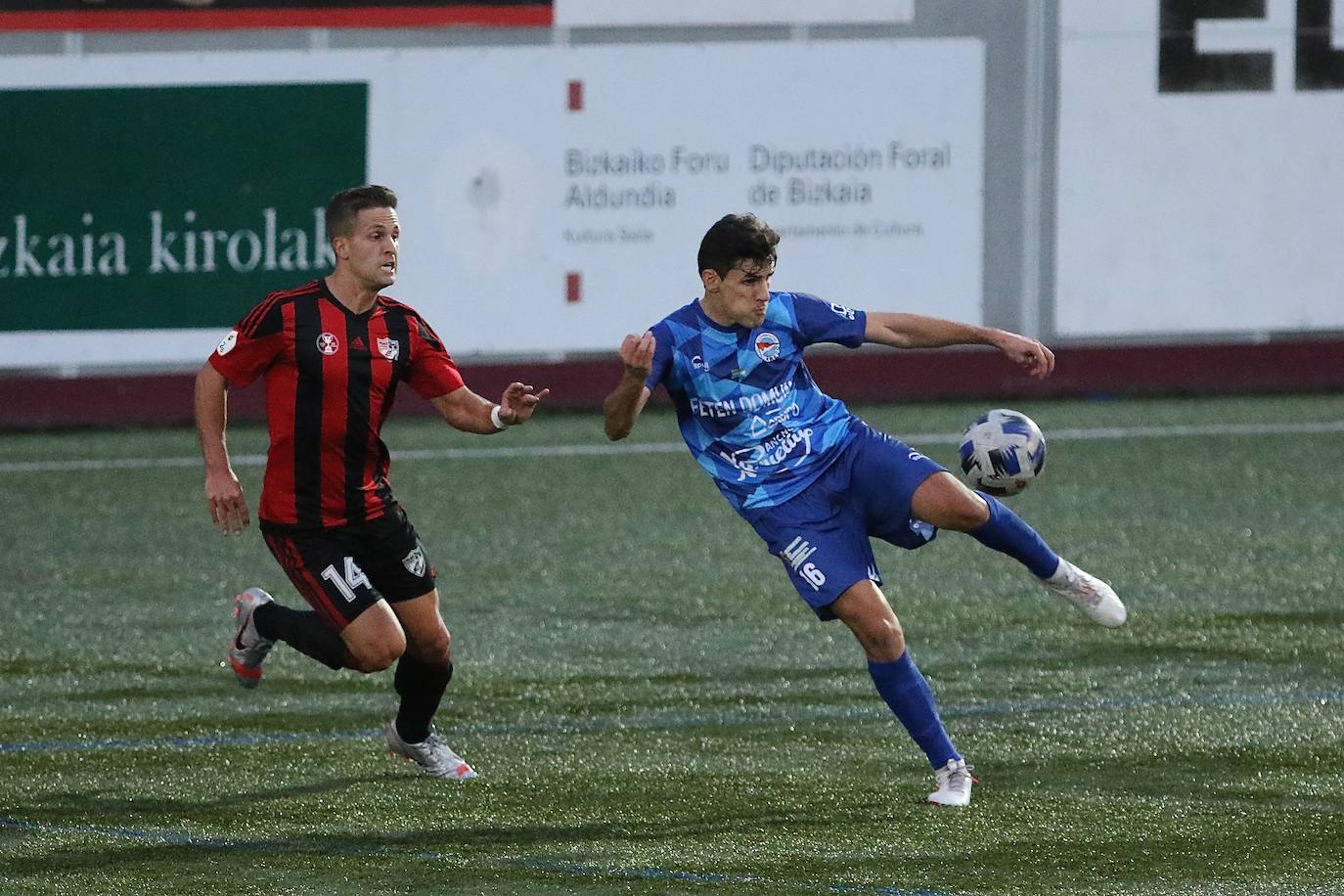 El Laredo no está teniendo una buena temporada a domicilio. Con la derrota frente al Arenas Club de este domingo (1-0), el cuadro de Manu Calleja acumula casi un mes sin conocer la victoria fuera de casa