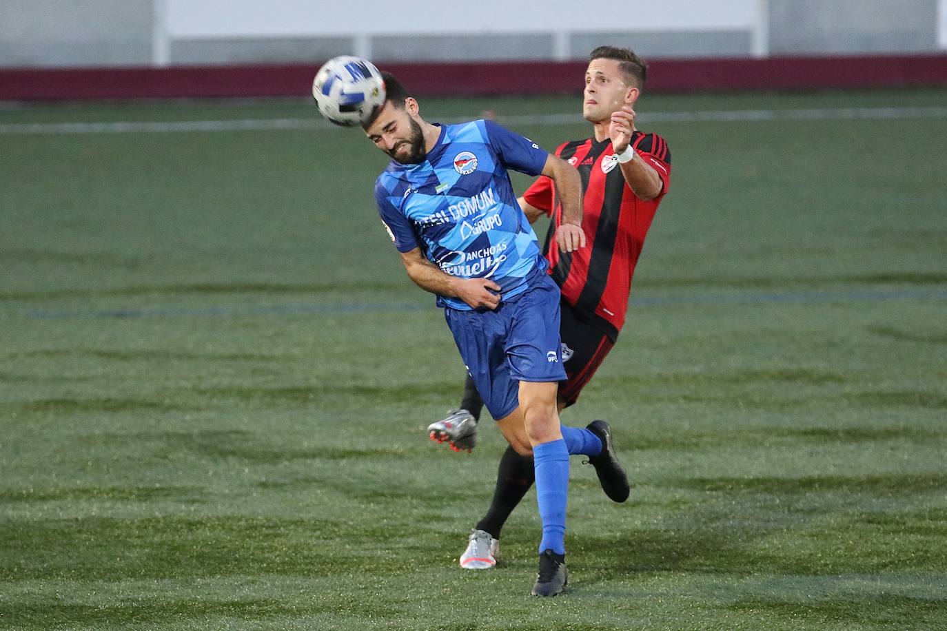 El Laredo no está teniendo una buena temporada a domicilio. Con la derrota frente al Arenas Club de este domingo (1-0), el cuadro de Manu Calleja acumula casi un mes sin conocer la victoria fuera de casa