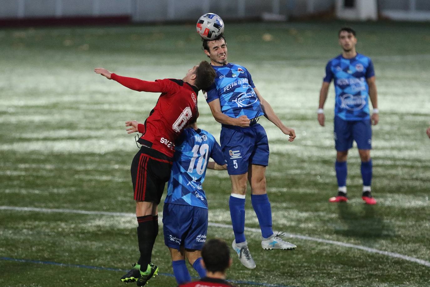 El Laredo no está teniendo una buena temporada a domicilio. Con la derrota frente al Arenas Club de este domingo (1-0), el cuadro de Manu Calleja acumula casi un mes sin conocer la victoria fuera de casa