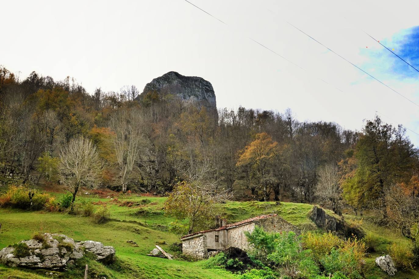 Los colores del otoño, e incluso el blanco de la nieve, ya han teñido algunos de los rincones de los Picos de Europa, uno de los lugares más imponentes enclavados entre Cantabria, Asturias y León. En este espacio encontraremos las cumbres más altas de la Cordillera Cantábrica como la más emblemática: el Picu Urriellu o Naranjo de Bulnes con sus 2.519 metros de altitud. Un total de 67.127 hectáreas que conforman una de las mejores reservas mundiales de los ecosistemas ligados al bosque atlántico.