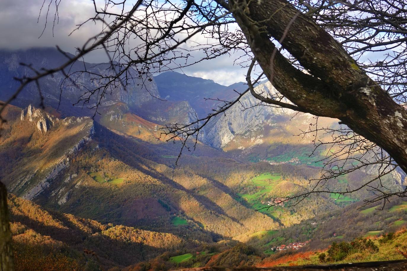 Los colores del otoño, e incluso el blanco de la nieve, ya han teñido algunos de los rincones de los Picos de Europa, uno de los lugares más imponentes enclavados entre Cantabria, Asturias y León. En este espacio encontraremos las cumbres más altas de la Cordillera Cantábrica como la más emblemática: el Picu Urriellu o Naranjo de Bulnes con sus 2.519 metros de altitud. Un total de 67.127 hectáreas que conforman una de las mejores reservas mundiales de los ecosistemas ligados al bosque atlántico.