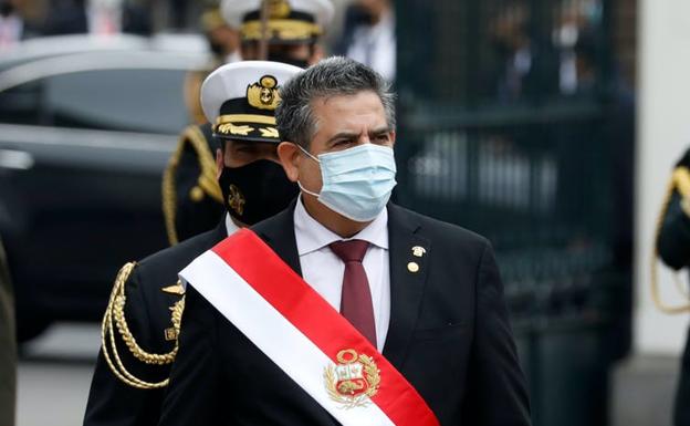 El ahora presidente dimisionario de Perú, Manuel Merino, saliendo fuera del edificio del Congreso tras jurar como presidente de Perú, en sustitución de Martín Vizcarra, el 10 de noviembre de 2020.