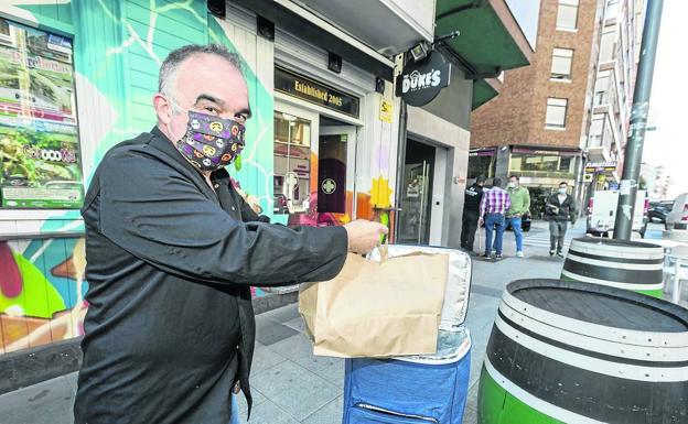 El dueño de The Duke's, en Camargo,José Manuel Alcaraz, prepara un pedido. 