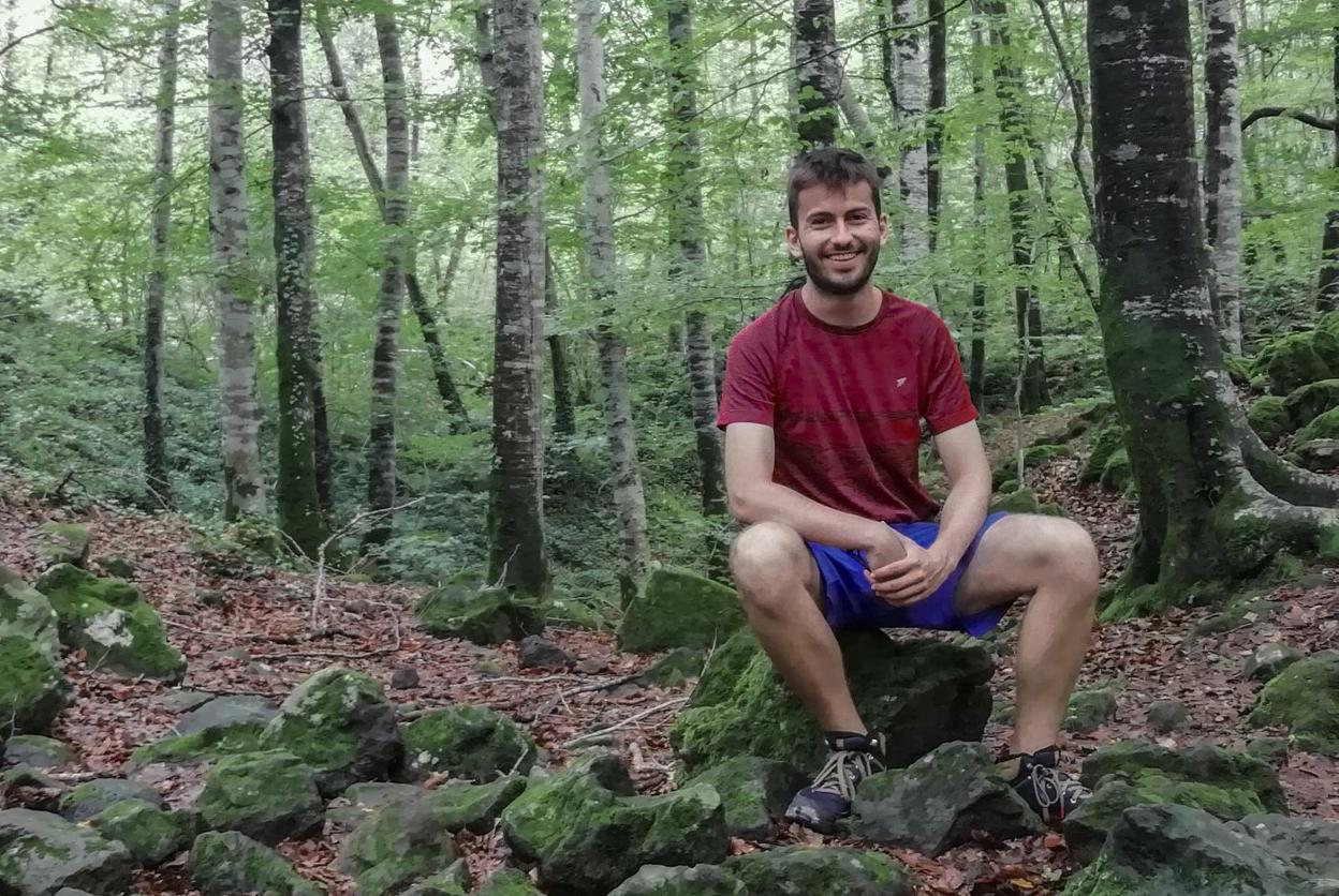 Javier Argüello, de ruta por el bosque de La Fageda, en Gerona. dm