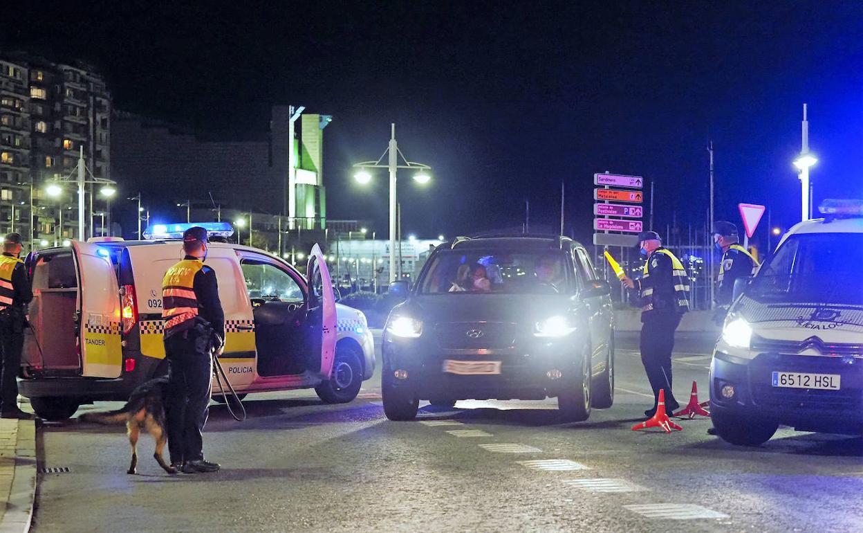 La Policía Local en un control rutinario en Puertochico, este pasado fin de semana. 