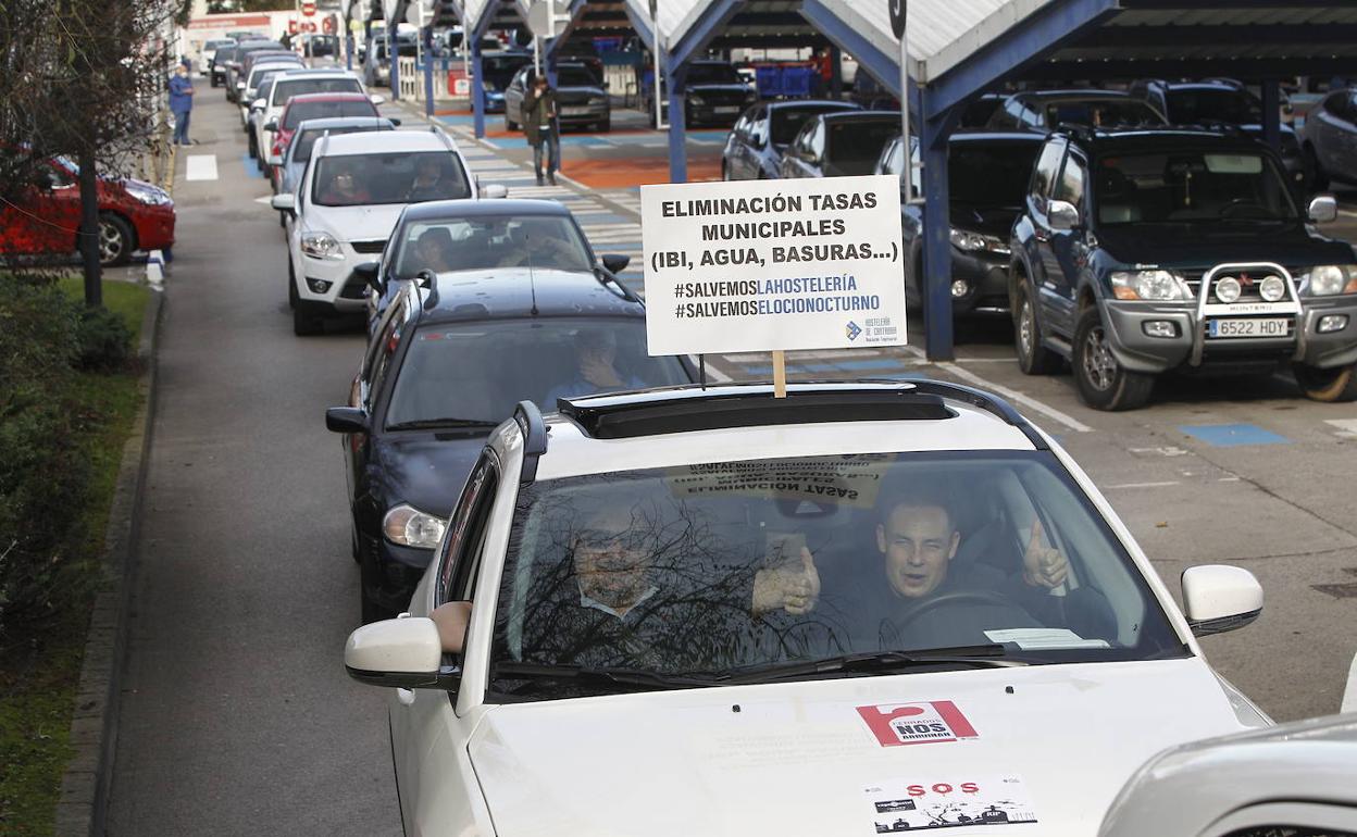 Participantes en la caravana que se formó el pasado miércoles en Torrelavega para pedir ayudas para el sector.