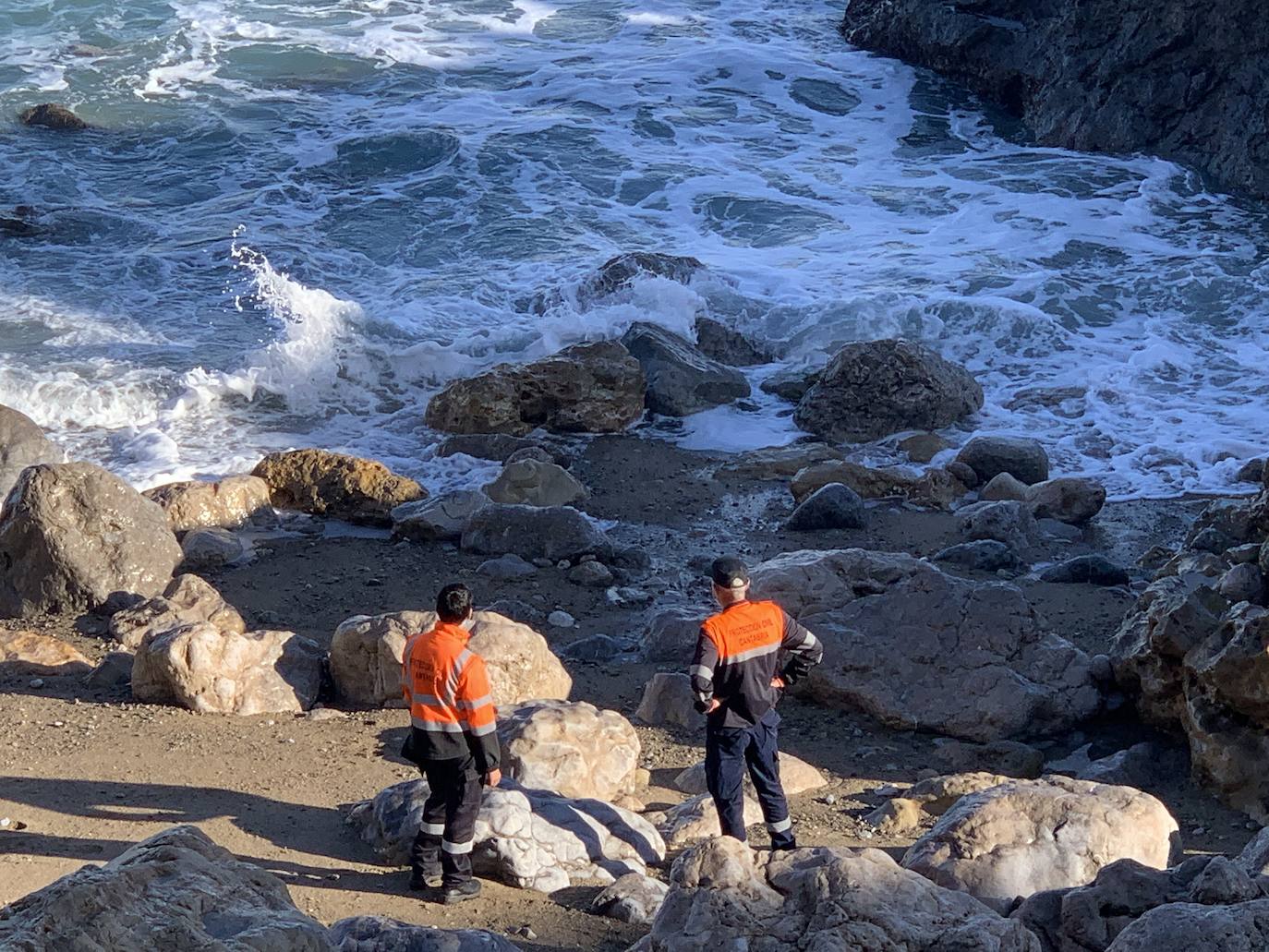 Decenas de efectivos se han sumado este miércoles a las labores de búsqueda de Raúl Tolosa, el vecino de Miengo desaparecido el lunes cuando salió a pasear con su perro por la playa de Usgo.