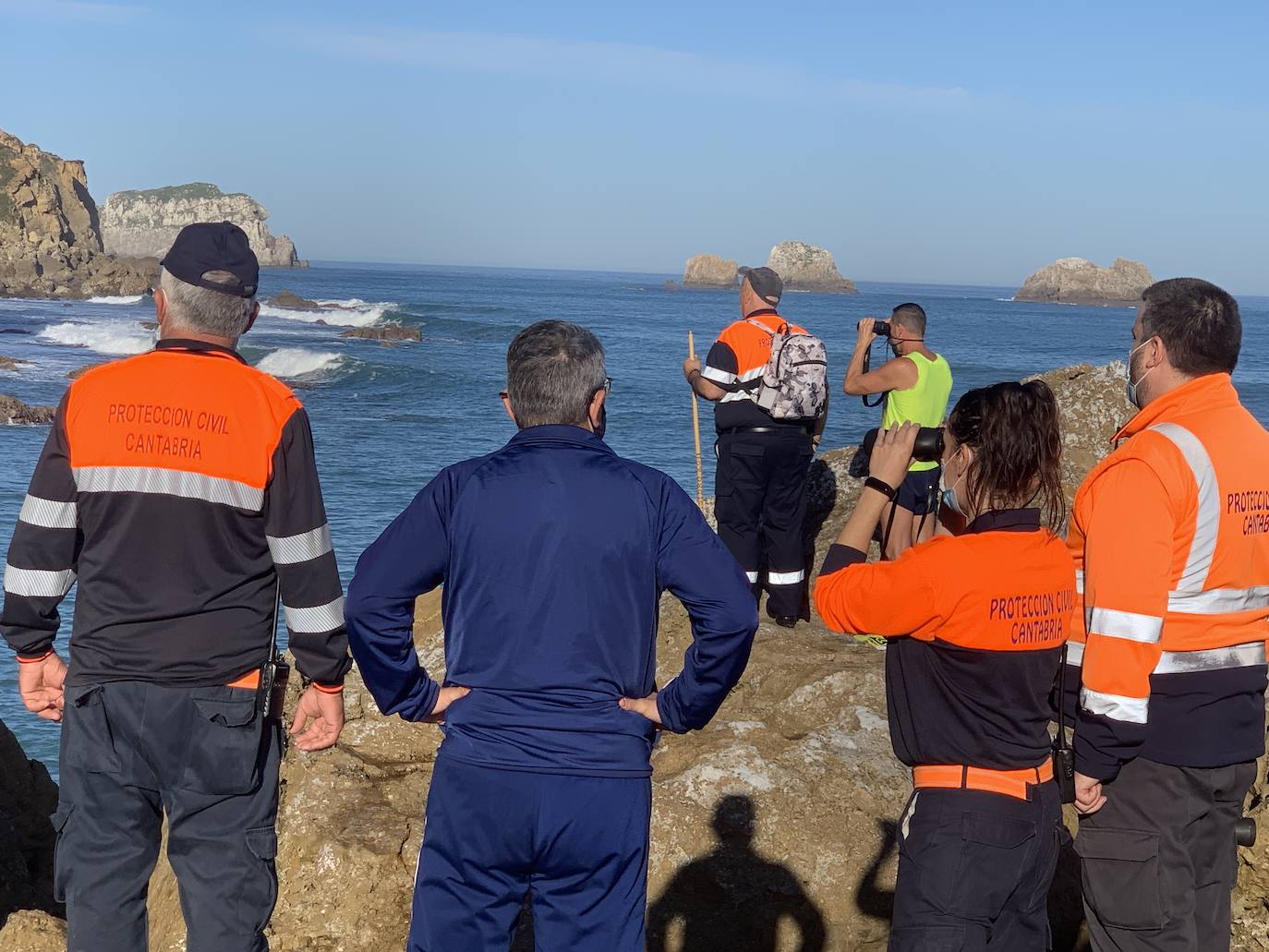 Decenas de efectivos se han sumado este miércoles a las labores de búsqueda de Raúl Tolosa, el vecino de Miengo desaparecido el lunes cuando salió a pasear con su perro por la playa de Usgo.