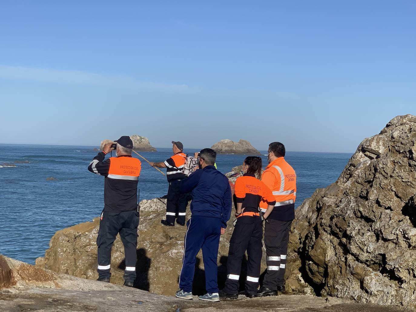 Decenas de efectivos se han sumado este miércoles a las labores de búsqueda de Raúl Tolosa, el vecino de Miengo desaparecido el lunes cuando salió a pasear con su perro por la playa de Usgo.