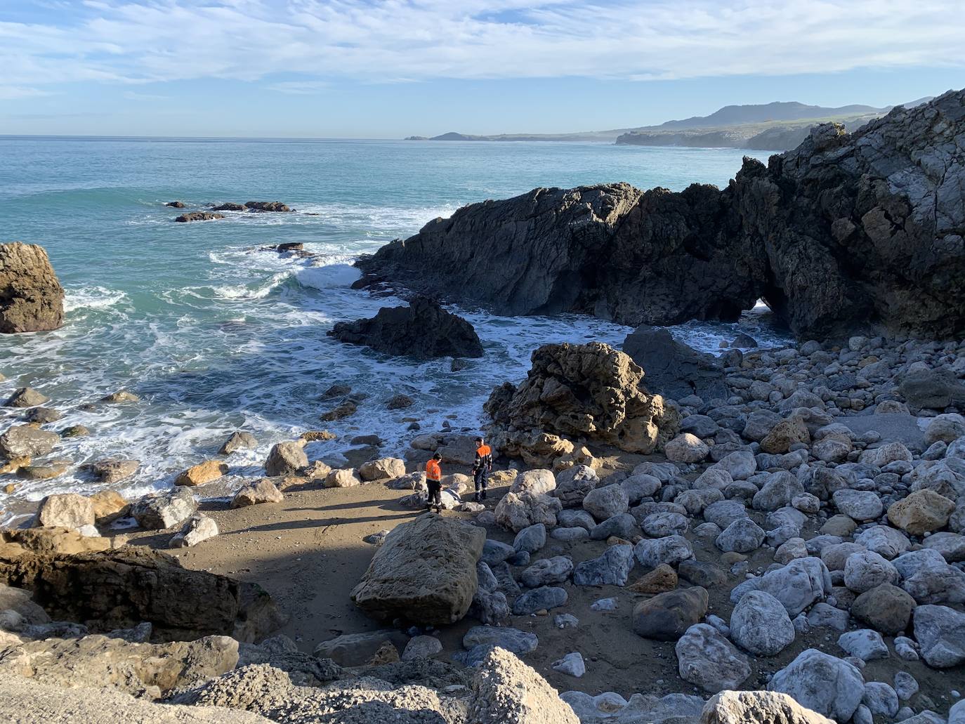 Decenas de efectivos se han sumado este miércoles a las labores de búsqueda de Raúl Tolosa, el vecino de Miengo desaparecido el lunes cuando salió a pasear con su perro por la playa de Usgo.
