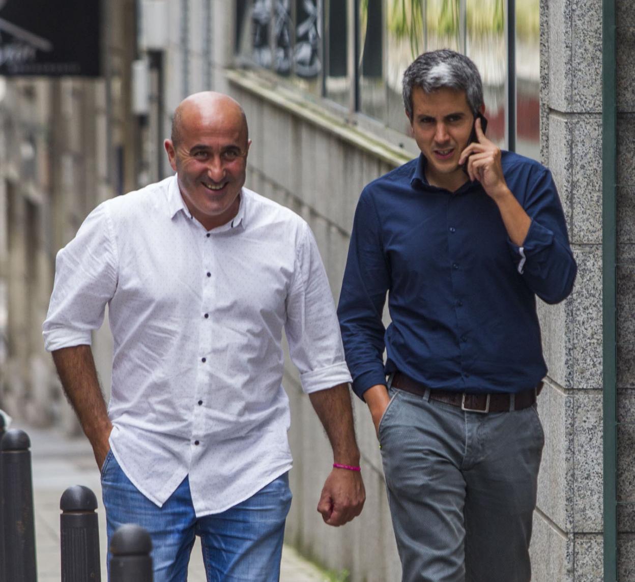 Agustín Molleda y Pablo Zuloaga, a la llegada a la antigua sede de Bonifaz el día de las primarias. 