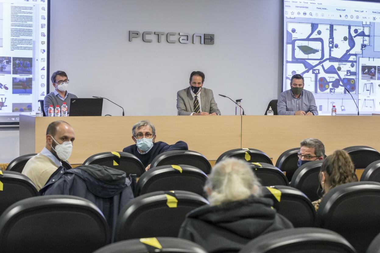 El consejero, José Luis Gochicoa, se reunió ayer con los vecinos para presentarles los proyectos de impermeabilización y reconstrucción. 