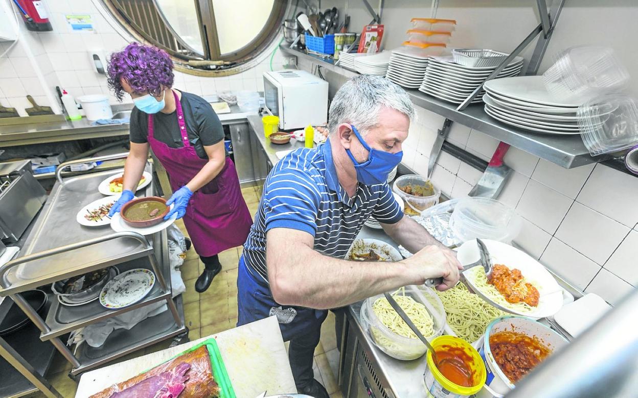 Imagen de la cocina del restaurante El Candil. 