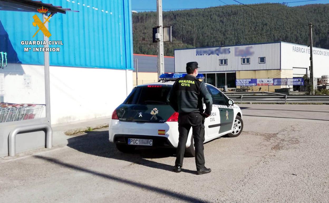 Asaltan con una navaja a un repartidor en Vargas para robarle las llaves de un coche