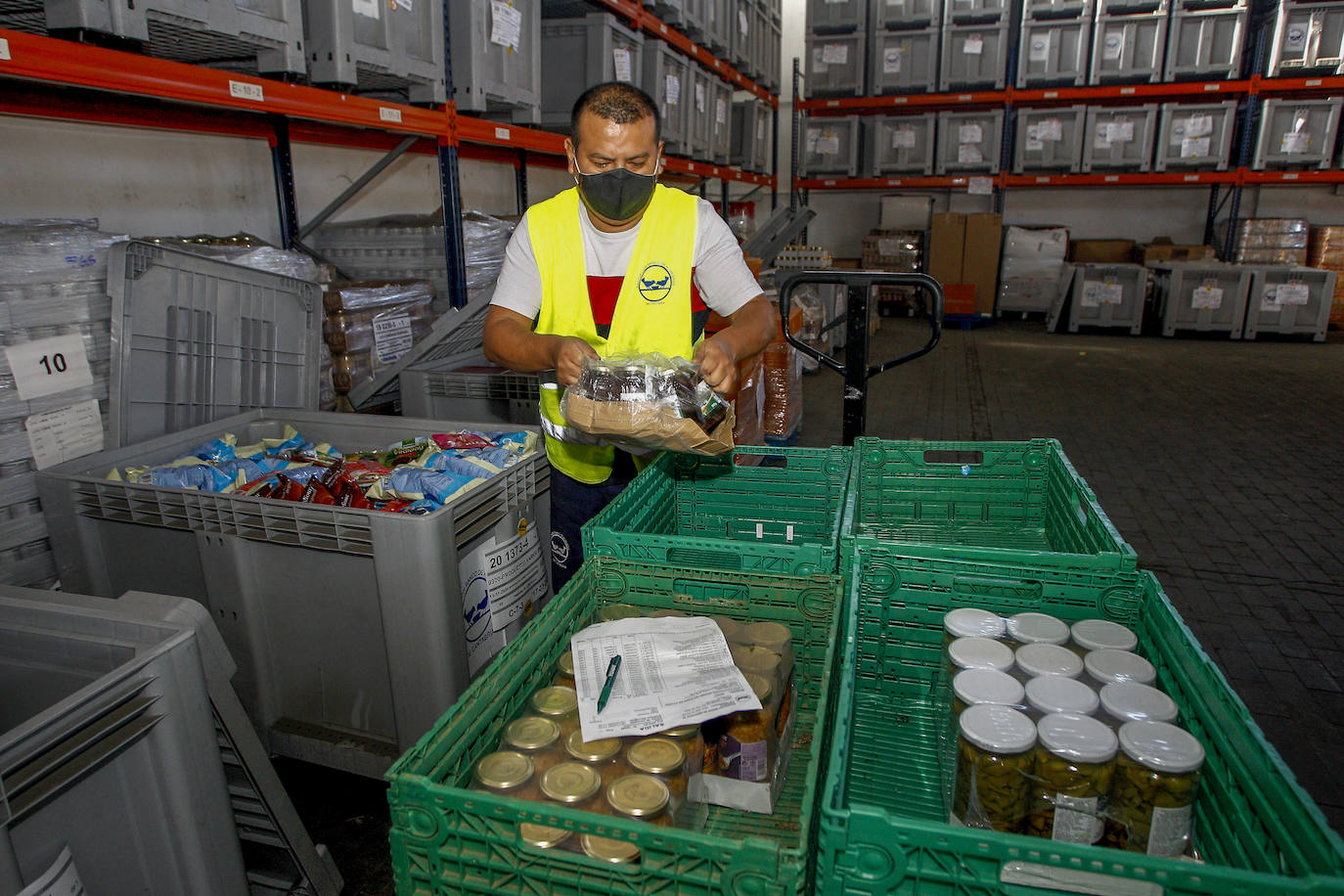 Ahora más que nunca urge llenar las estanterías del Banoco de Alimentos de Cantabria y por eso comienza una nueva campaña para la gran recogida