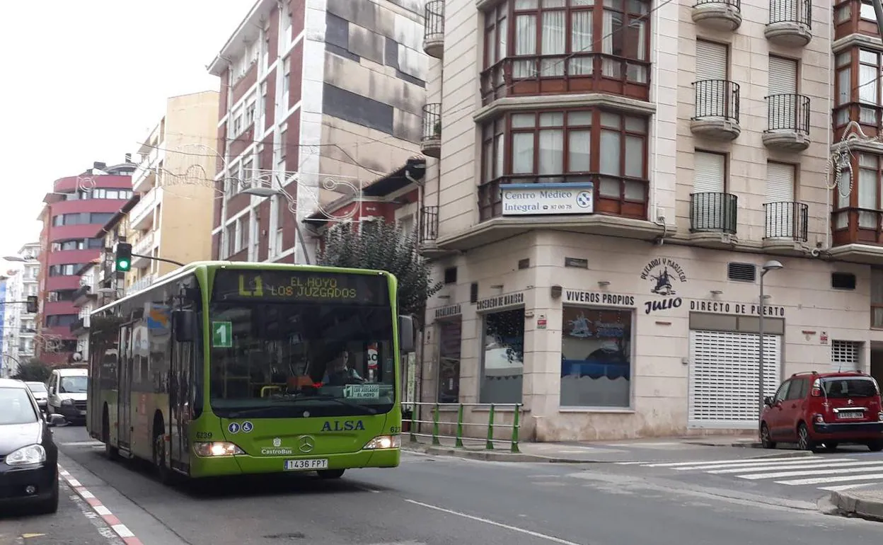 CastroBús circulando por la calle La Ronda.