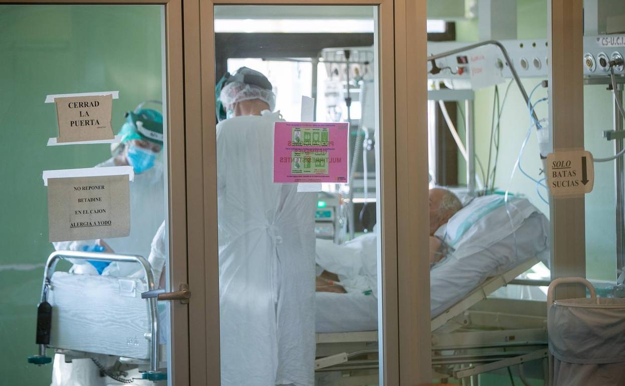 Dos sanitarios tratan a un paciente con Covid-19 en la UCI del Hospital Clínico Lozano Blesa de Zaragoza.