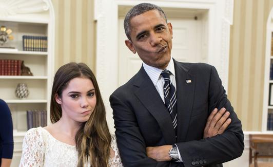 La gimnasta McKayla Maroney hace con Obama el gesto que la hizo tan popular. 