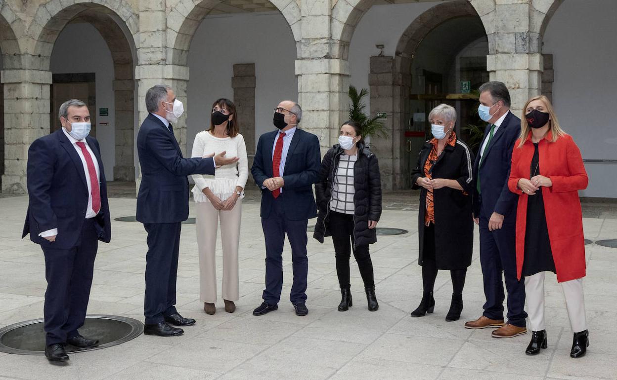 El consejero de Sanidad, en el centro, antes de su comparecencia parlamentaria.