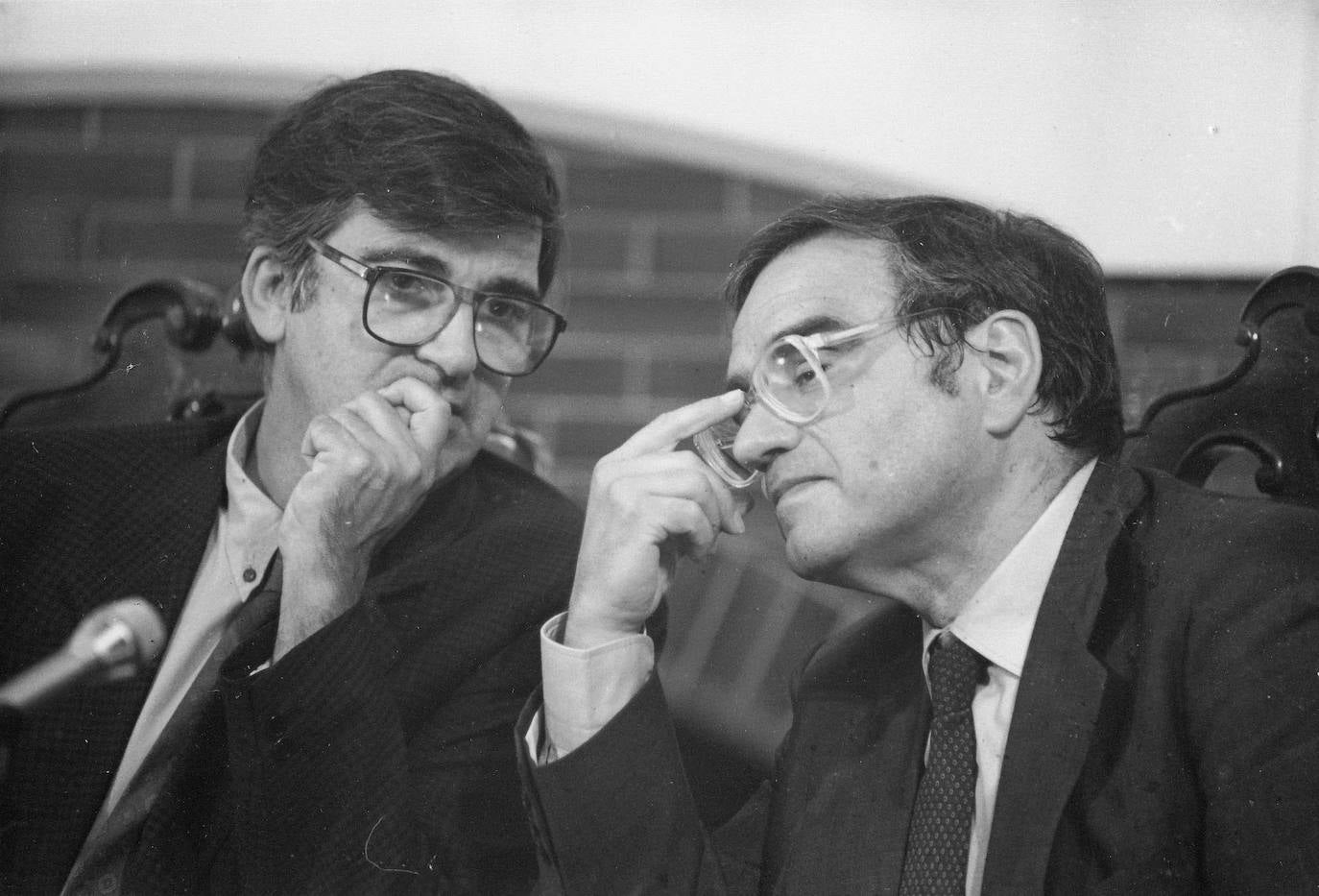 26/07/1990. UIMP. Rodolfo Martín Villa, político, y Ernest Lluch, rector de la UIMP. 