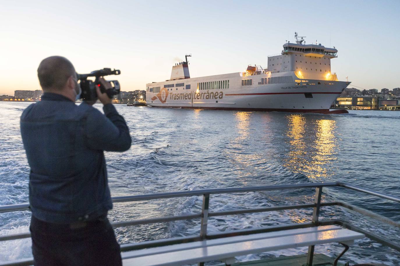 Botado al mar el barco 'Villa de Tazacorte', de Transmediterránea, que se ha estado durante cuatro meses en los astilleros de Astander