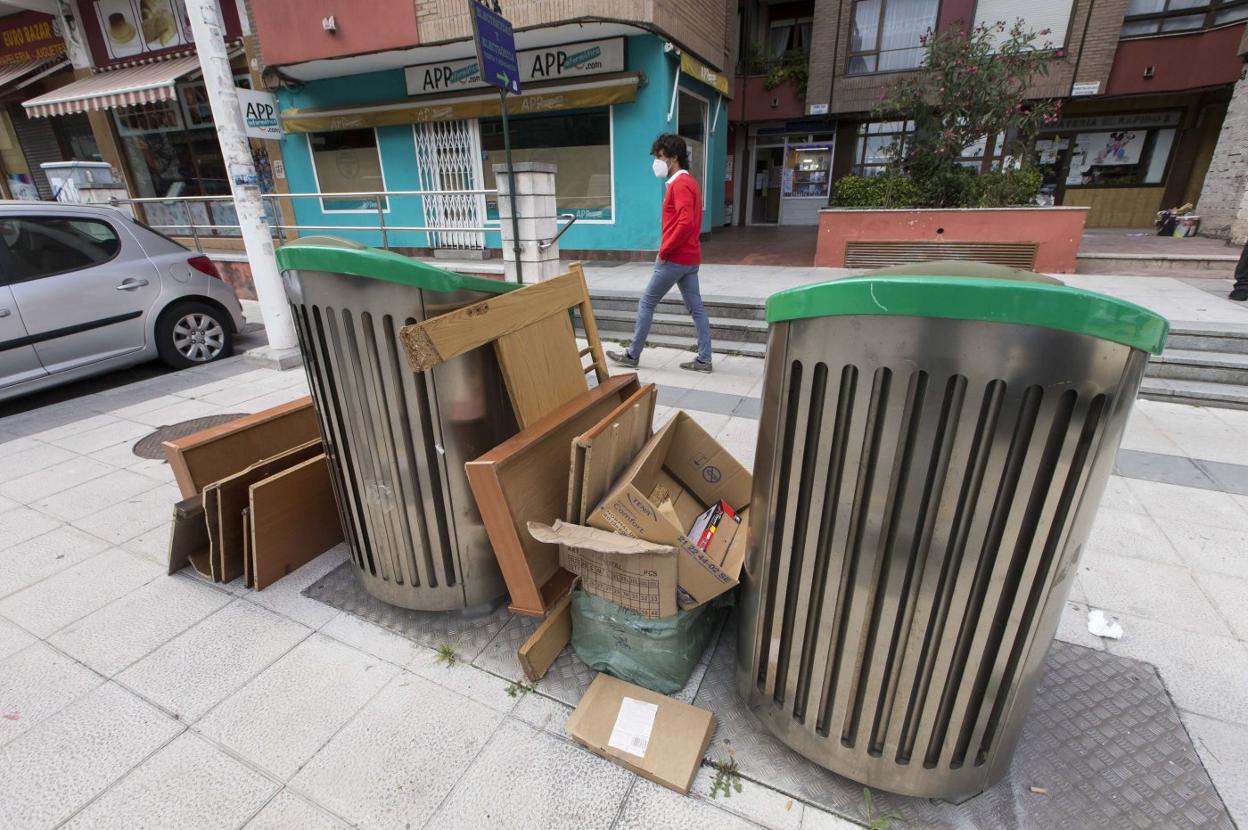 Contenedores llenos de basura en el entorno de la calle Alta de Santander. 