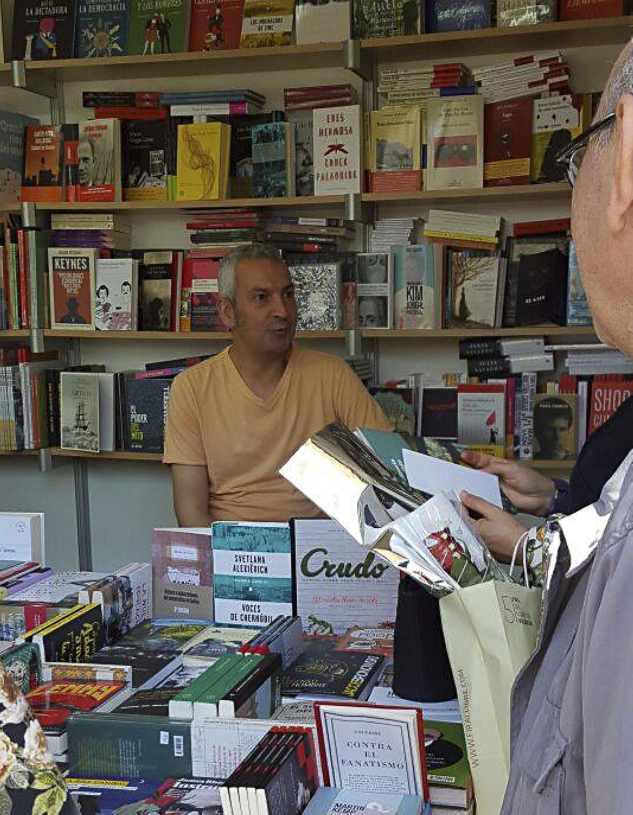 Héctor Hugo Navarro, novelista, ganador del premio Pereda, en la feria del libro de Valencia. d