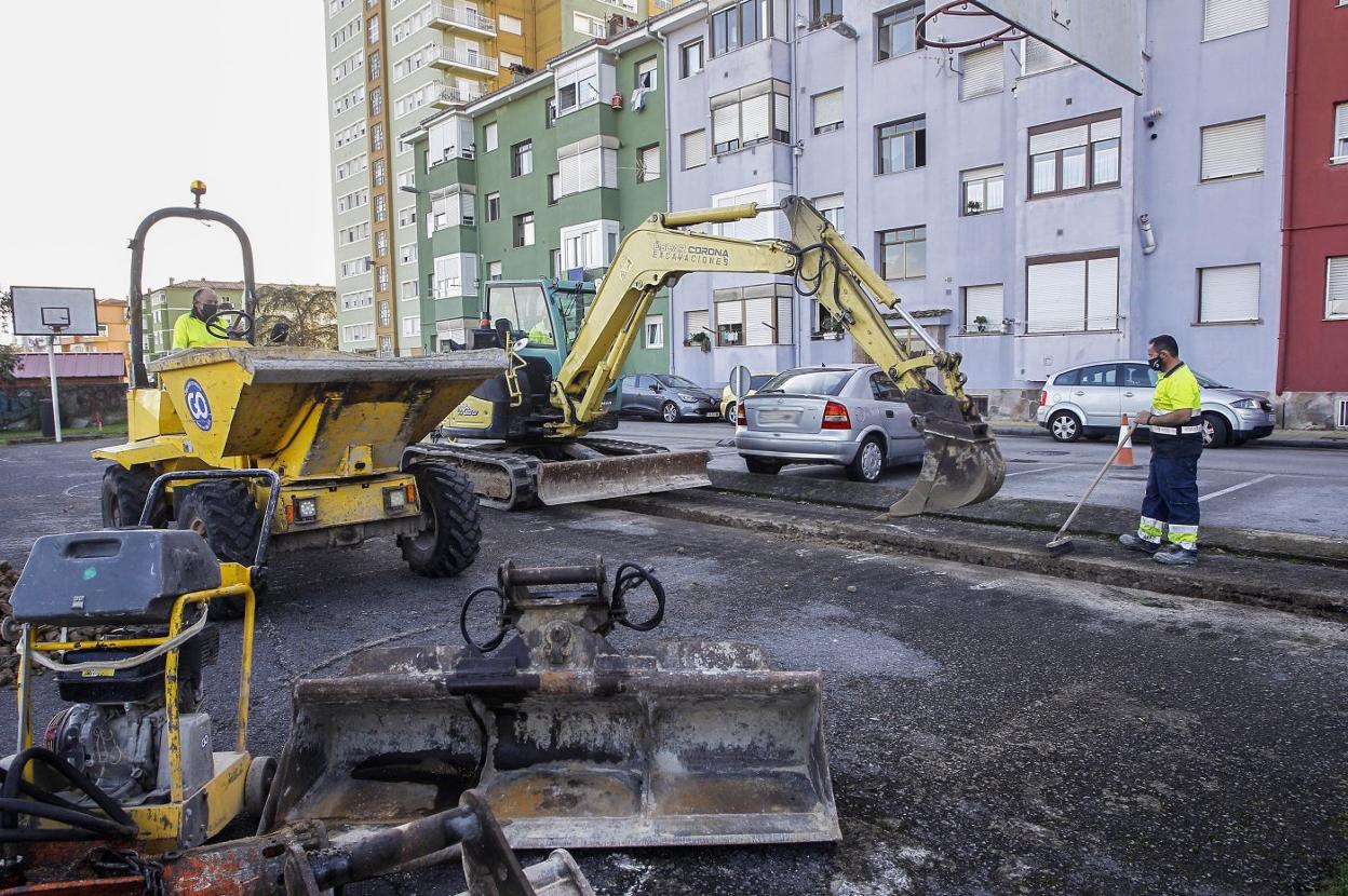 Operarios trabajando en el incio de las obras de arreglo de los accesos al Barrio Covadonga. 