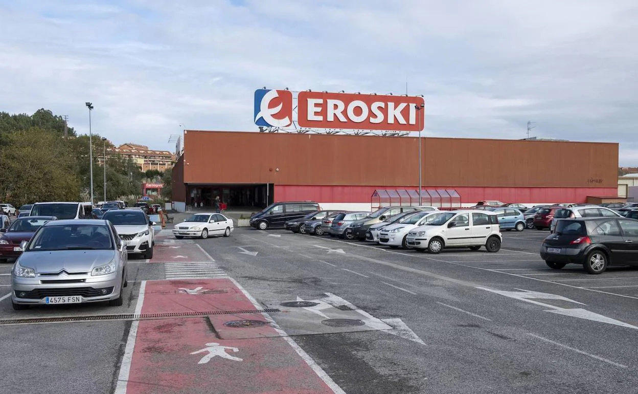 Imagen del hipermercado Eroski de Castro, situado en la entrada sur de la ciudad. 