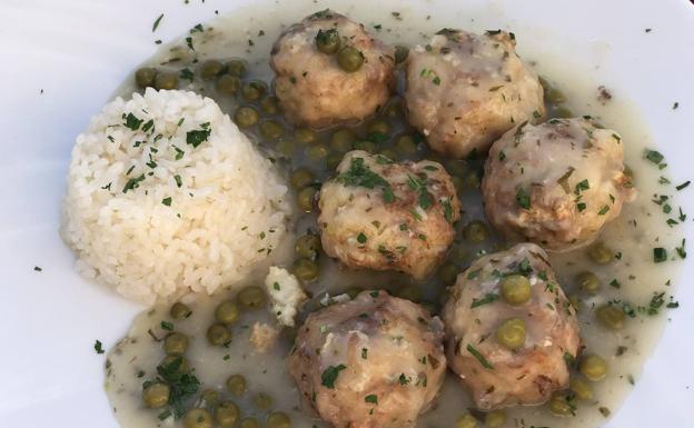 Albóndigas de merluza en salsa verde. 