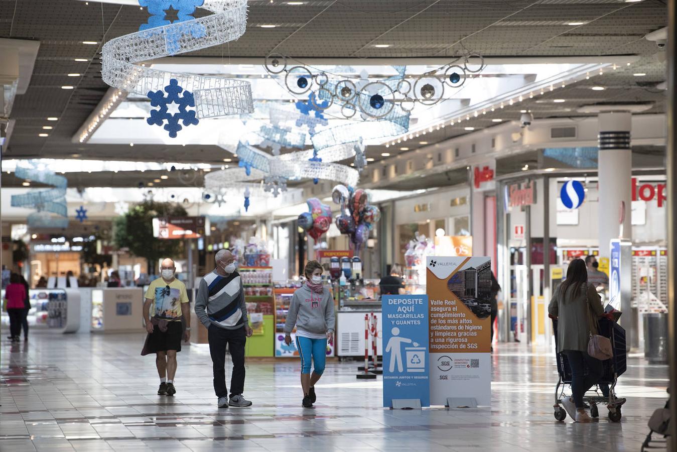 El cierre perimetral de municipios y la buena temperatura en el exterior, además de las propias precauciones por el covid, provocan que la apertura dominical de los centros comerciales haya contado con muy poca afluencia de compradores.