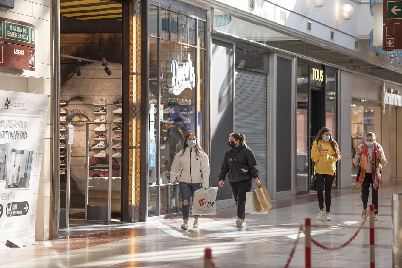 El cierre perimetral de municipios y la buena temperatura en el exterior, además de las propias precauciones por el covid, provocan que la apertura dominical de los centros comerciales haya contado con muy poca afluencia de compradores.