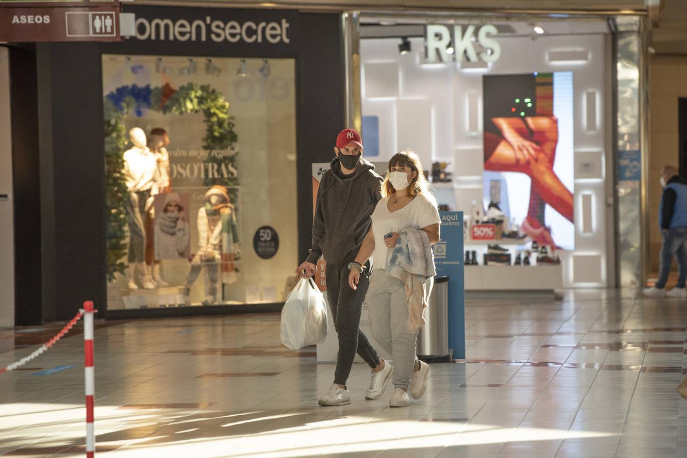 El cierre perimetral de municipios y la buena temperatura en el exterior, además de las propias precauciones por el covid, provocan que la apertura dominical de los centros comerciales haya contado con muy poca afluencia de compradores.