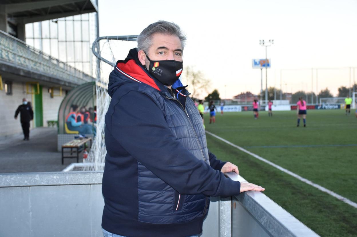 José Ángel Peláez posa en la banda durante un partido postconfinamiento.