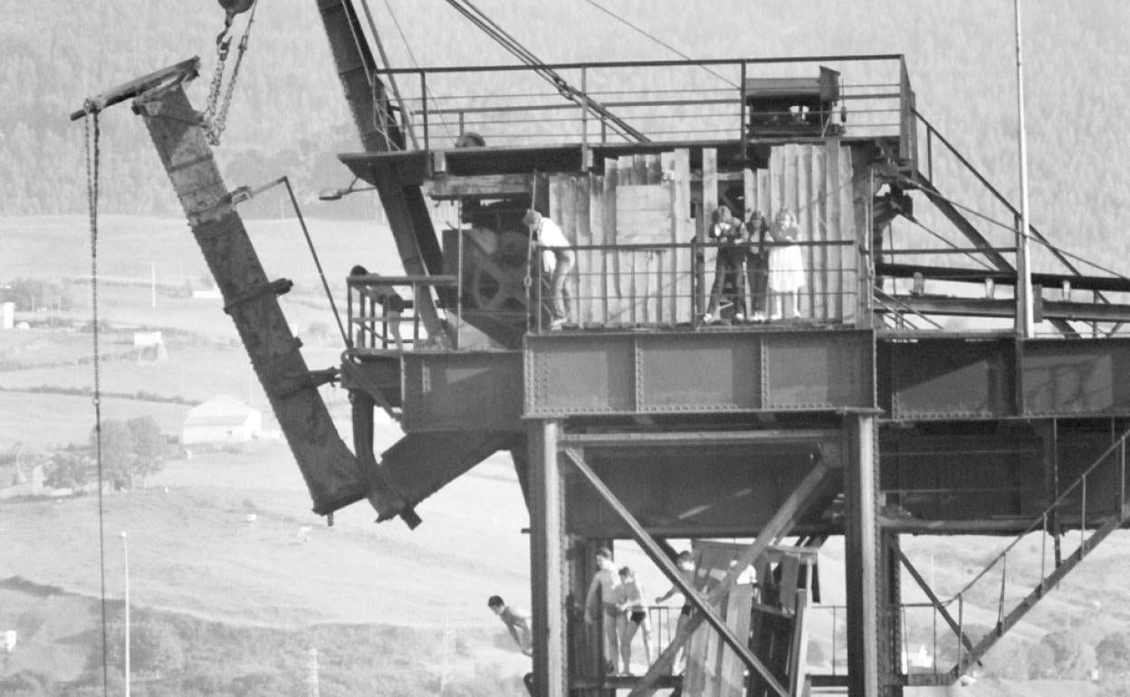 Jóvenes saltando del Cargadero de Orconera. 1981.