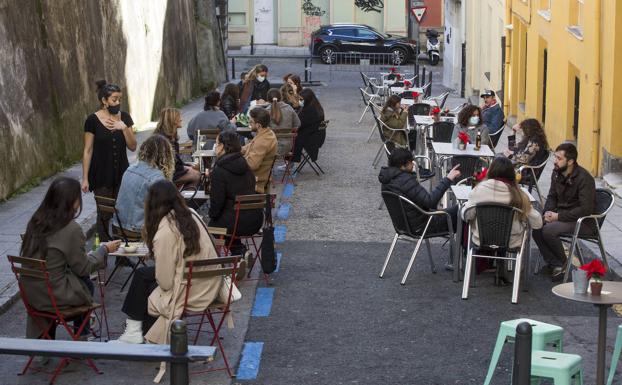 Terrazas instaladas en el pasadizo de Zorrilla, a la hora del aperitivo. 