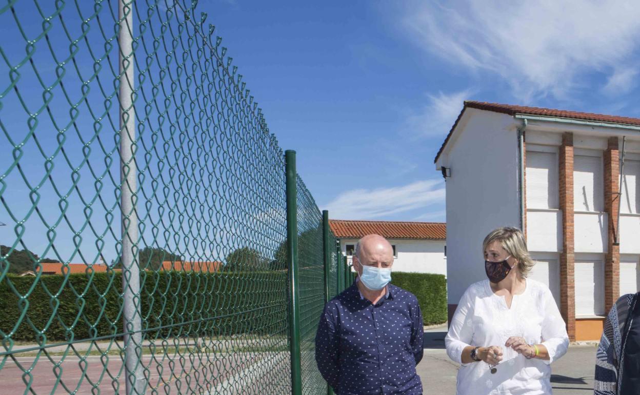 La alcaldesa de Camargo, Esther Bolado (en el centro), el concejal de Servicios Municipales,Jesús María Amigo, y la concejala de Juntas Vecinales, Marián Vía, en una visita al Colegio Arenas de Escobedo, este verano.