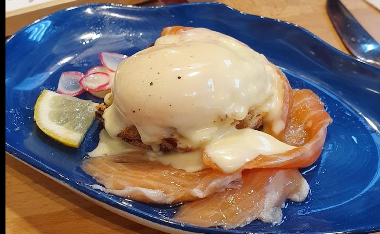 Huevos benedict con salmón de Cafés Tornasol. 