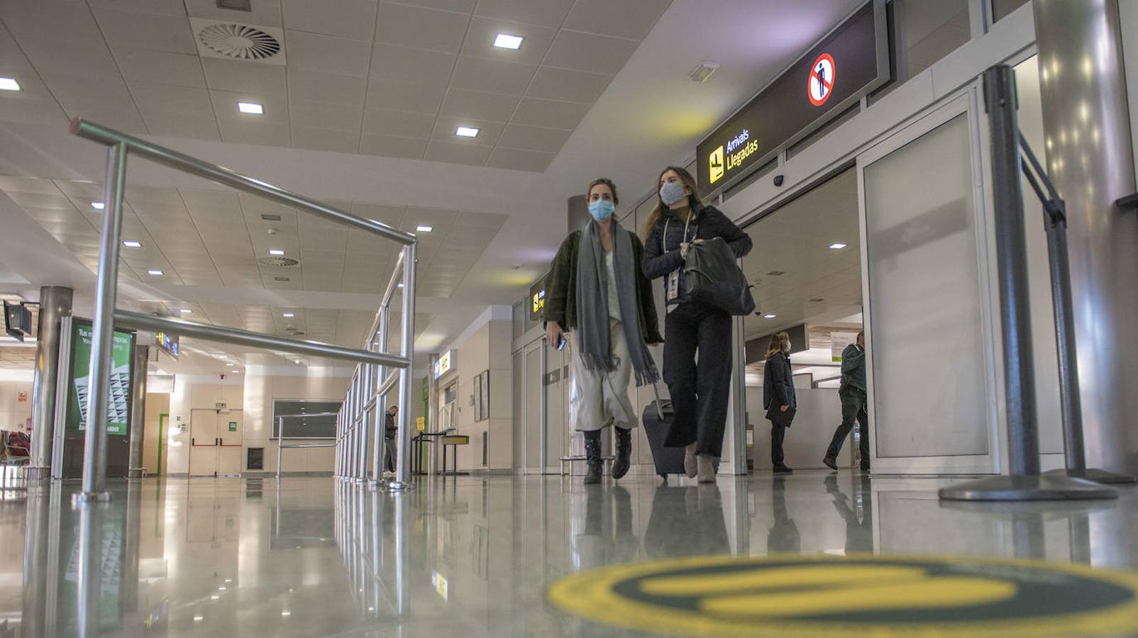 El aeropuerto Seve Ballesteros exige pruebas PCR a los viajeros procedentes de zonas de riesgo.