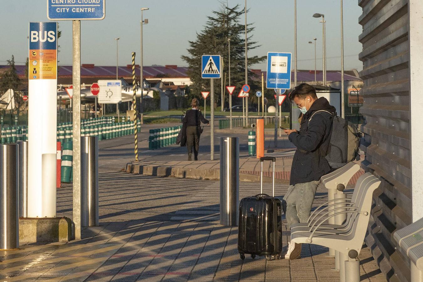 El aeropuerto Seve Ballesteros exige pruebas PCR a los viajeros procedentes de zonas de riesgo.