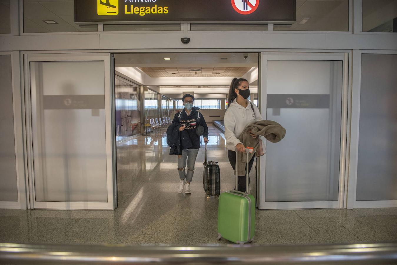 El aeropuerto Seve Ballesteros exige pruebas PCR a los viajeros procedentes de zonas de riesgo.