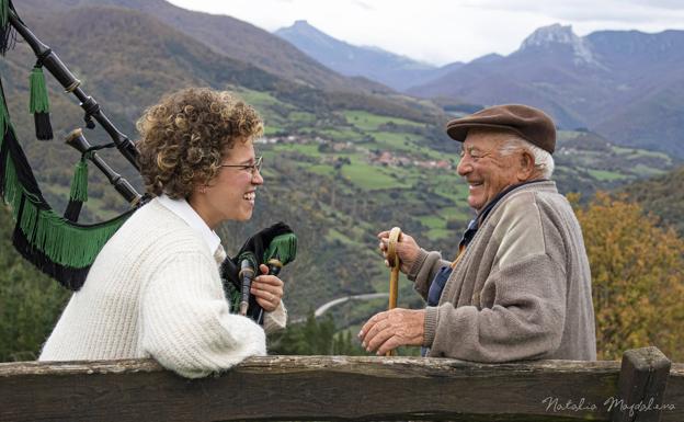 Vicente junto a su nieta Leyre.