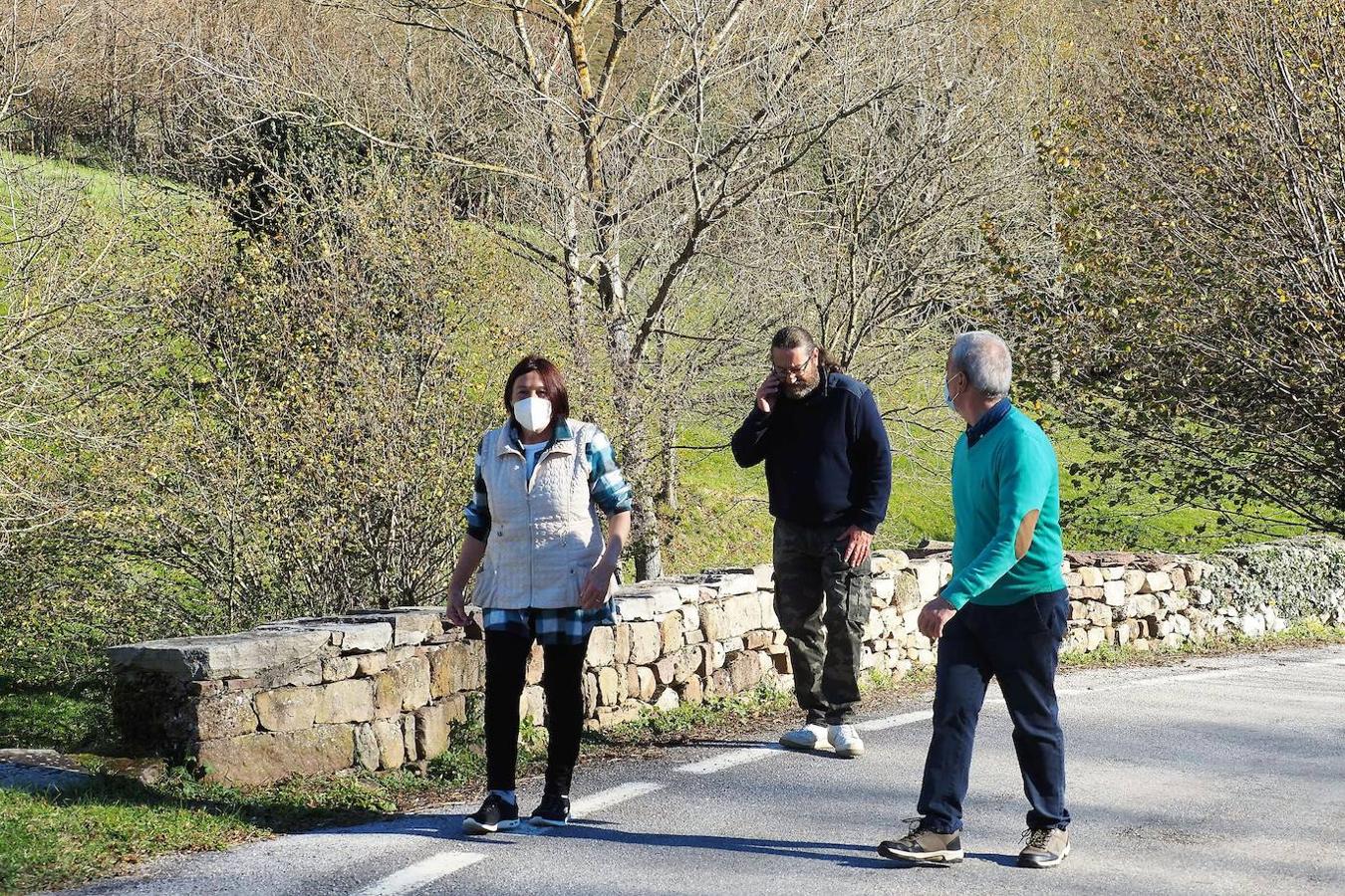 Tres vecinos de Pesquera, de paseo por las inmediaciones de la localidad