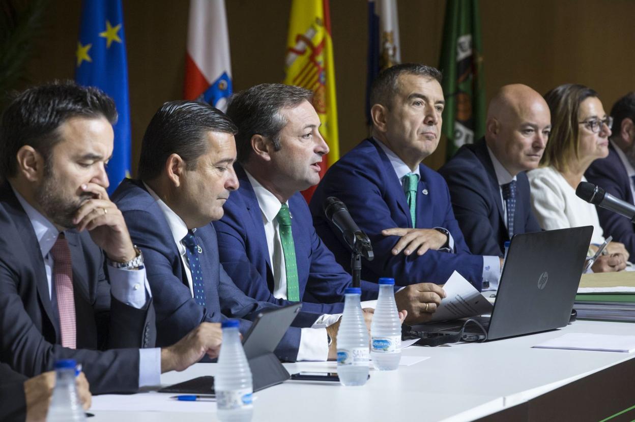 Alfredo Pérez, presidente del Racing, interviene en la junta de octubre de 2019.