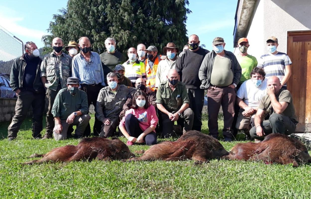 Cazadores del coto de Viérnoles, con los tres jabalíes abatidos en una batida reciente. 