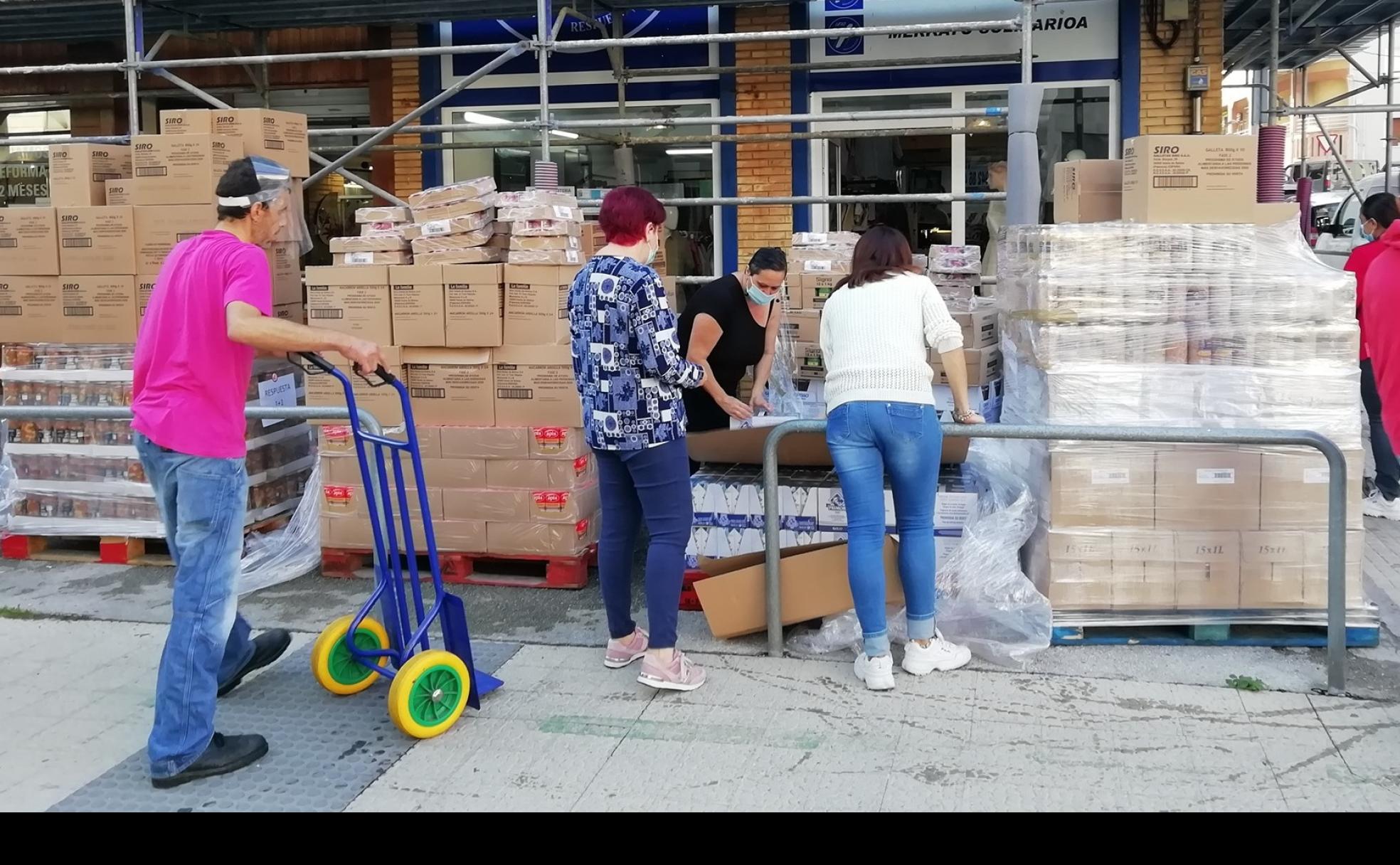 Los voluntarios de la ONG gestionan los alimentos no perecederos.