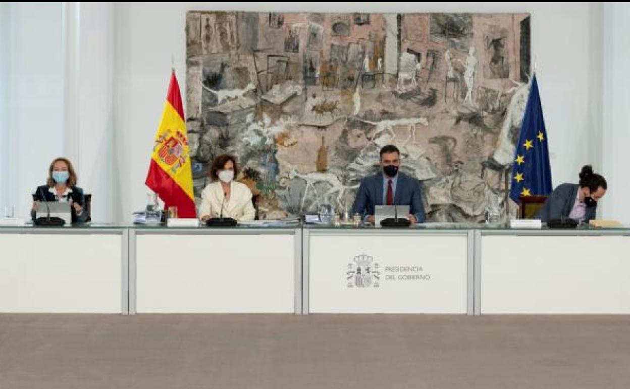 El presidente del Gobierno, Pedro Sánchez, con sus vicepresidentes 