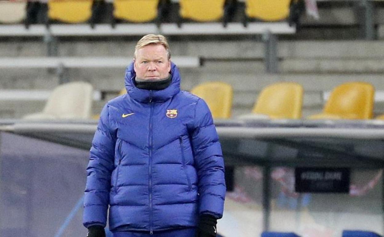 Ronald Koeman sigue las evoluciones de su equipo. 