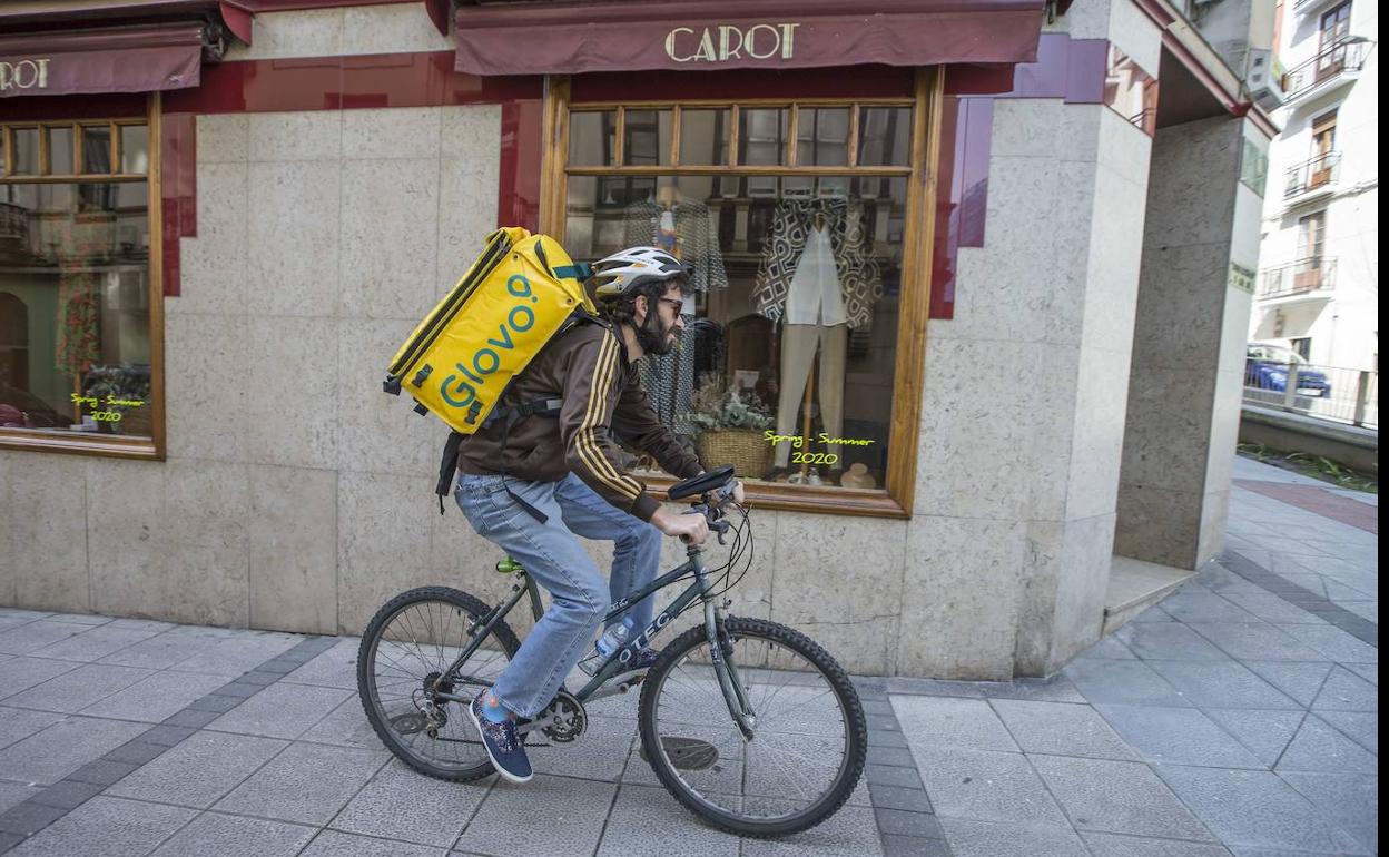 Un repartidor de comida por las calles de Santander.