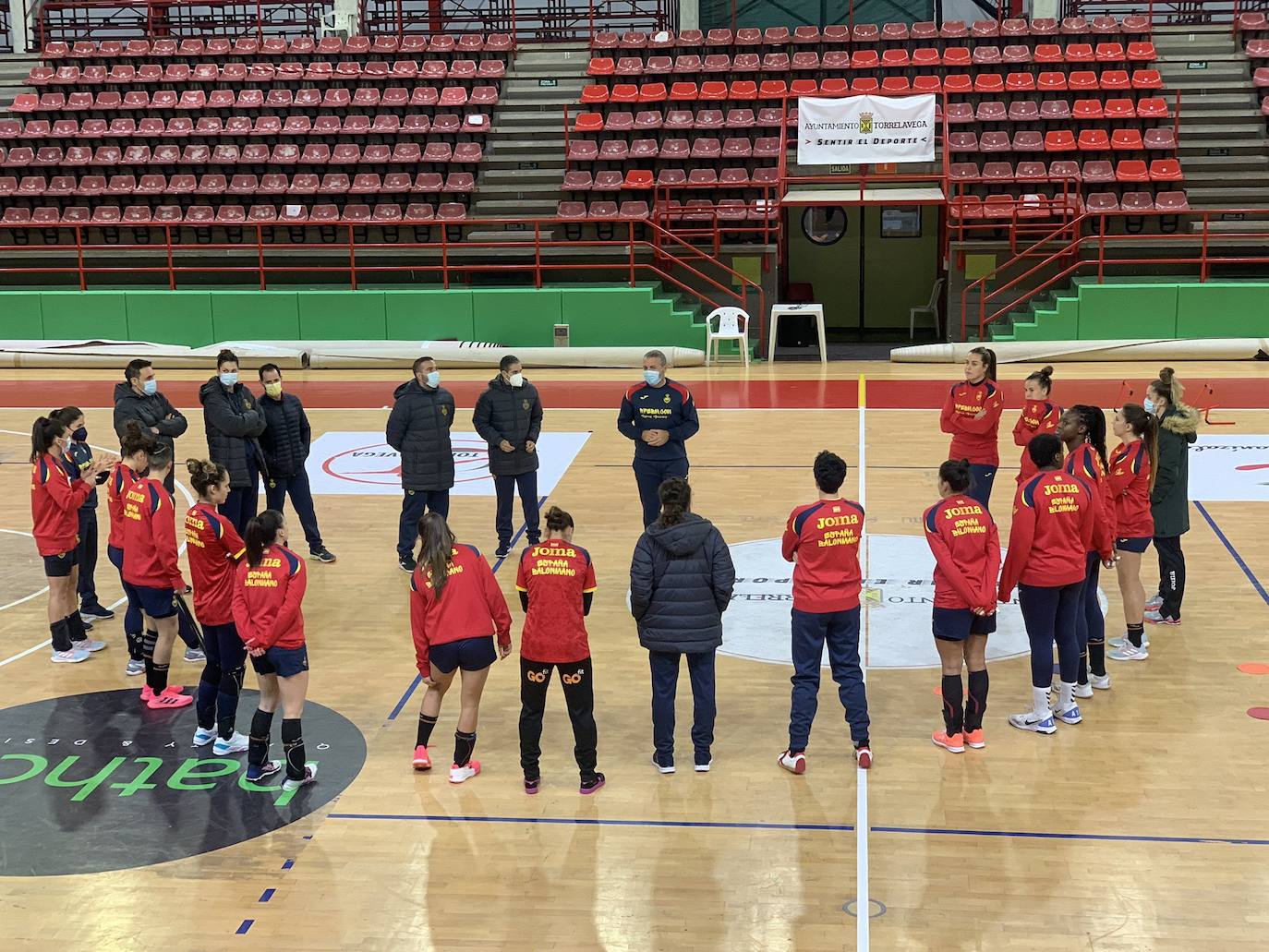 Las 'Guerreras' en el entrenamiento de este lunes en Torrelavega.